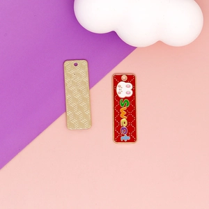 Détail d'un pendentif émaillé lapin et 'Sweet' pour la création de bijoux DIY.