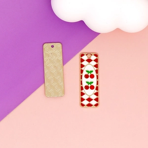 Détail du pendentif émaillé cerise rectangulaire à motif damier pour bijoux DIY