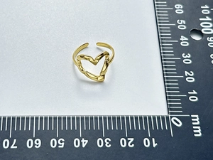 Dettaglio dell'anello a cuore in oro martellato misurato su un righello di 18mm di larghezza