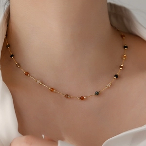 Französische Halskette mit 18K Goldbeschichtung und bunten Perlen für Damen im Trend