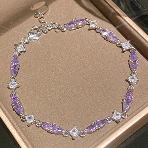 Nahaufnahme eines eleganten Silberarmbands mit lila Marquise- und weißen Zirkonia.