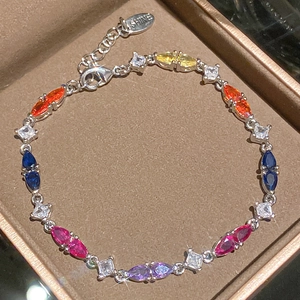 Detailaufnahme eines bunten Zirkonia-Armbands mit Marquise-Schliff in einer Schmuckschatulle