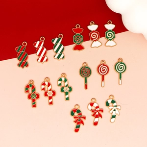 Detailansicht von weihnachtlichen Emaille-Anhängern für DIY-Schmuck in Zuckerstangenform.