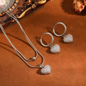 Elegante roestvrijstalen sieradenset met sprankelende hartjesketting en creolen oorbellen.