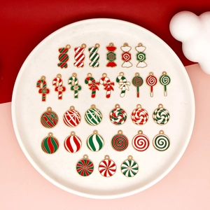 Detailansicht farbenfroher Weihnachts-Emaille-Anhänger für DIY-Schmuckherstellung