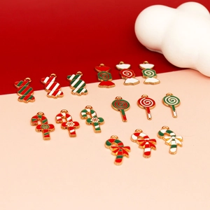 Makro-Ansicht von Weihnachts-Süßigkeiten-Anhängern für DIY-Schmuck und Schlüsselanhänger