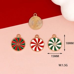 Nahaufnahme bunter runder Emaille-Anhänger im Candy-Look für Weihnachts-DIY-Schmuck