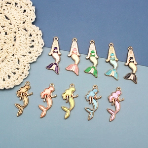 Vista de diez dijes de sirena en esmalte de colores para la creación de joyas artesanales