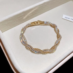 Elegantes vergoldetes Armband mit funkelnden Zirkonia-Steinen im Baguetteschliff