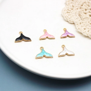 Detalle de dijes de cola de sirena en esmalte multicolor para accesorios de joyería DIY