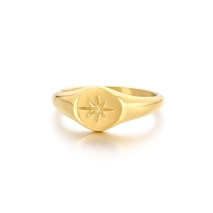 Elegante anello a sigillo in acciaio al titanio dorato con motivo a stella a otto punte inciso