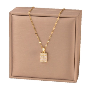 Collier élégant en or avec pendentif rectangulaire en zircon sur boîte à bijoux