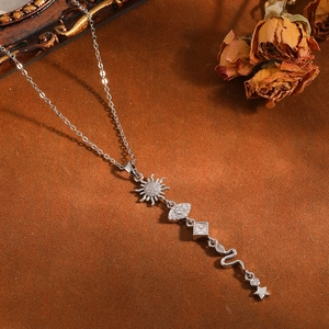 Primo piano dettagliato della collana con ciondolo in argento con sole, malocchio e serpente