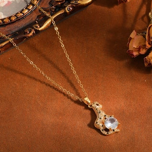 Vista macro dettagliata di una collana con ciondolo leopardo in oro di lusso con zirconi