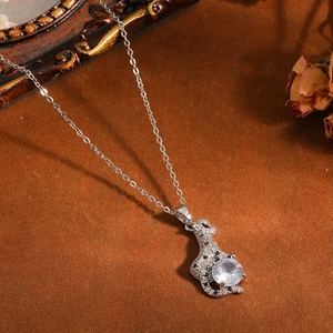 Vista dettagliata della collana con pendente a leopardo e zircone tondo trasparente