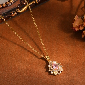 Dettaglio della collana in acciaio dorato con pendente in zircone rosa a goccia