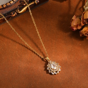 Collana vintage con pendente a goccia dorato con cristalli scintillanti e pietre baguette