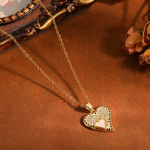 Elegante ciondolo a cuore dorato con strass scintillanti e decorazione in rosa.