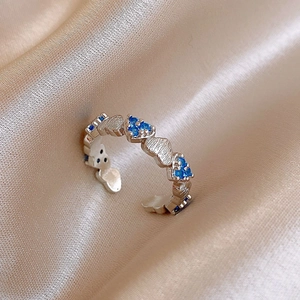 Eleganter offener Modering mit blauen herzförmigen Zirkonia in silberfarbenem Design