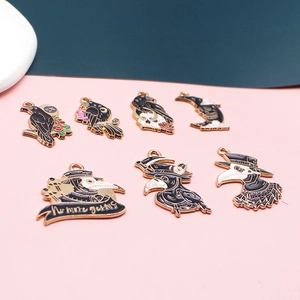 Lot de sept breloques en émail punk médecin de peste et corbeau pour bijoux DIY