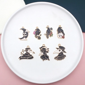 Vue détaillée des breloques en émail docteur de la peste et corbeau pour bijoux DIY.