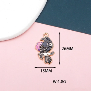 Vue détaillée d'un pendentif corbeau en émail avec dimensions et motif de lune