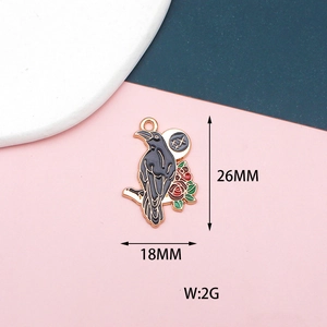 Vue détaillée du pendentif corbeau punk avec des dimensions de 26x18mm et un poids de 2g.