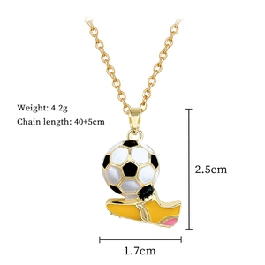 Dettaglio della collana con scarpa da calcio e pallone in acciaio titanio e misure