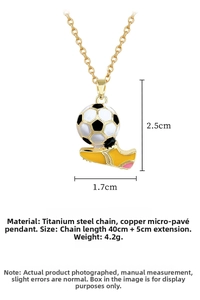 Dettaglio della collana con ciondolo a forma di pallone e scarpa da calcio.