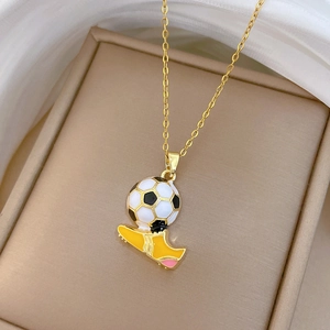 Dettaglio ravvicinato della collana con ciondolo pallone da calcio e scarpa sportiva gialla