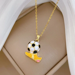 Elegante collana in acciaio al titanio dorato con ciondolo a forma di calcio e scarpa