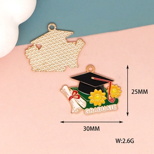 Detailed close-up of a graduation cap alloy charm with 30x25mm dimensions and 2.6g weight.