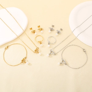 Elegante set di gioielli con perle e nodi in finiture oro e argento per uno stile unico