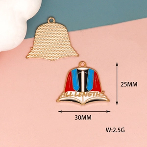 Detail of graduation gown charm showing dimensions 25mm by 30mm and 2.5g weight