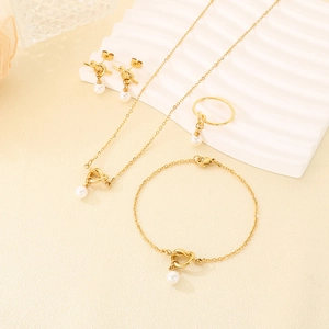 Elegante set di gioielli con nodo dorato e perle con collana, bracciale e orecchini.