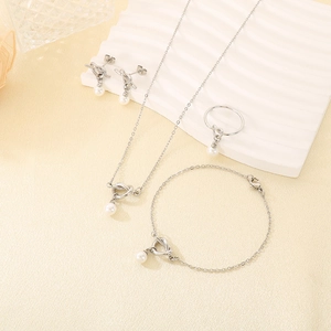 Elegante set di gioielli in argento con perle annodate, collana, bracciale, anello e orecchini.