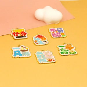 Detalle de dijes de esmalte con caracteres chinos de la suerte para joyería de bricolaje.