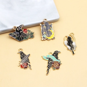 Détail de breloques en émail de corbeau sombre avec roses et lunes pour bijoux DIY