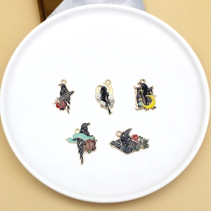 Vue détaillée de cinq breloques corbeau en émail distinctes pour bijoux DIY faits main.