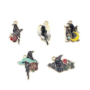 Breloques en émail corbeau noir pour bijoux DIY avec motifs de roses et de croissant