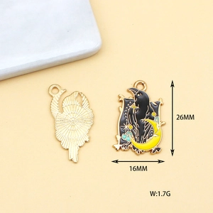 Détail du pendentif corbeau et lune en émail montrant les dimensions 26x16mm et le dos doré