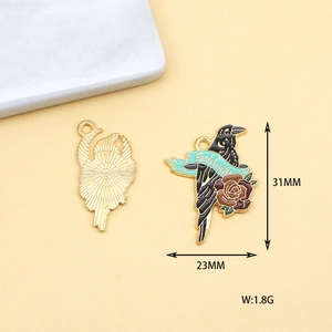 Vue macro détaillée du pendentif émaillé corbeau et rose avec marquages 31mm x 23mm