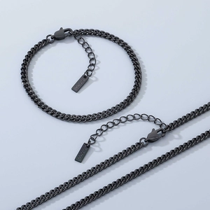 Parure bracelet et collier à mailles gourmette de 4mm en acier inoxydable noir mat quotidien.