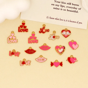 Collezione di ciondoli smaltati a forma di cuore e labbra per gioielli di San Valentino fai da te.