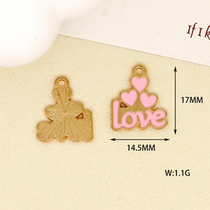 Vista dettagliata del ciondolo a cuore rosa love con dimensioni 17 mm per 14,5 mm
