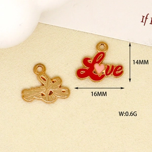 Dettaglio macro del ciondolo a cuore 'Love' con segni di dimensione 16mm x 14mm
