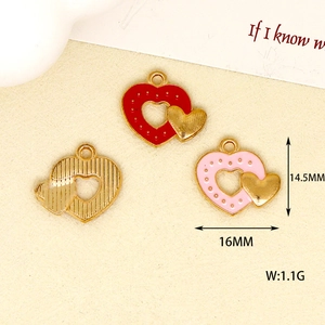 Dettaglio dei ciondoli a cuore in lega, dimensioni 16mm x 14,5mm, peso 1,1g