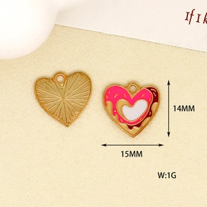 Dettaglio del ciondolo a cuore in smalto, dimensioni 14x15mm, con dolce motivo donut