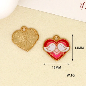 Vista dettagliata dei ciondoli a cuore in smalto con uccelli, misure 15x14mm
