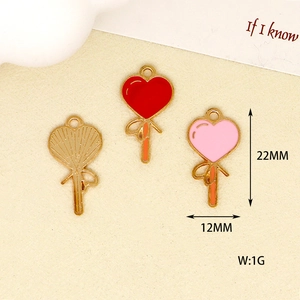 Vista dettagliata dei ciondoli a cuore smaltati con dimensioni 22mm x 12mm e peso di 1g